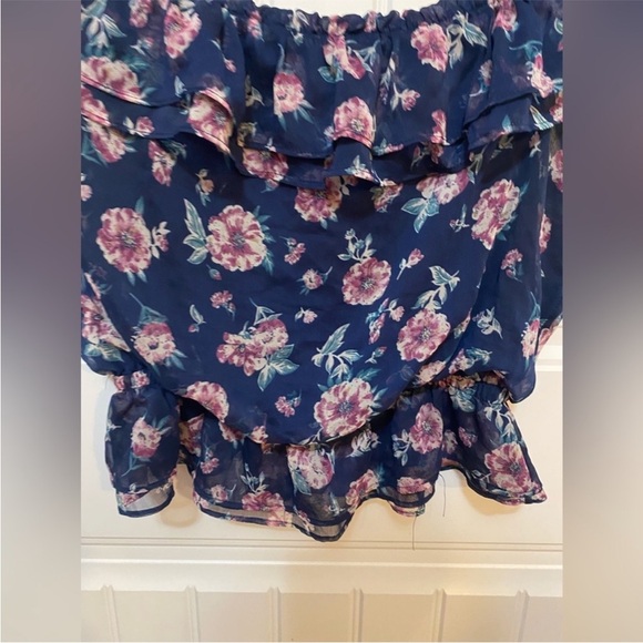 ASTR the Label floral off the shoulder scrunched crop blouse - Picture 3 of 7